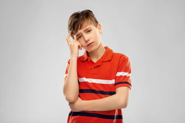 Retrato de niño de pensamiento triste en camiseta de polo rojo —  Fotos de Stock