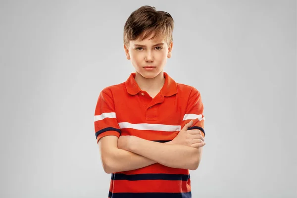 Retrato de menino infeliz em vermelho polo t-shirt — Fotografia de Stock