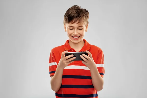 Retrato de menino sorridente feliz com smartphone — Fotografia de Stock