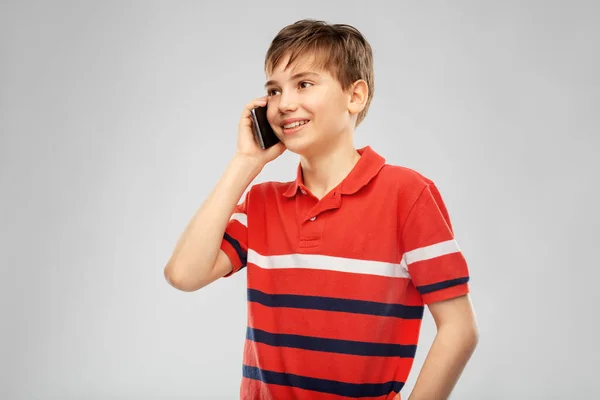 Χαρούμενο χαμογελαστό αγόρι καλεί στο smartphone — Φωτογραφία Αρχείου