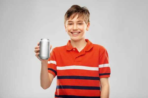 Heureux sourire garçon tenant soda boisson en boîte de conserve — Photo