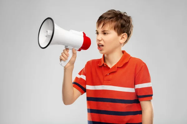 Сердитий хлопчик розмовляє з мегафоном — стокове фото
