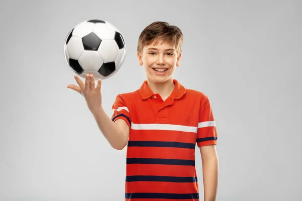 Feliz sorrindo menino segurando bola de futebol — Fotografia de Stock