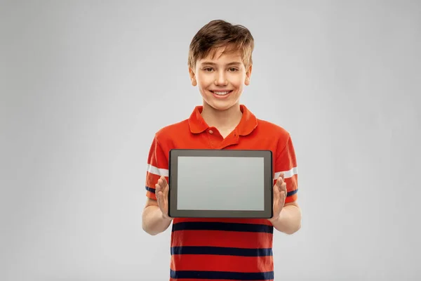 Šťastný usměvavý chlapec pomocí tabletu počítače — Stock fotografie