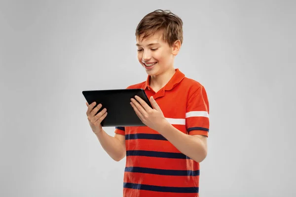 Niño sonriente feliz usando tableta —  Fotos de Stock