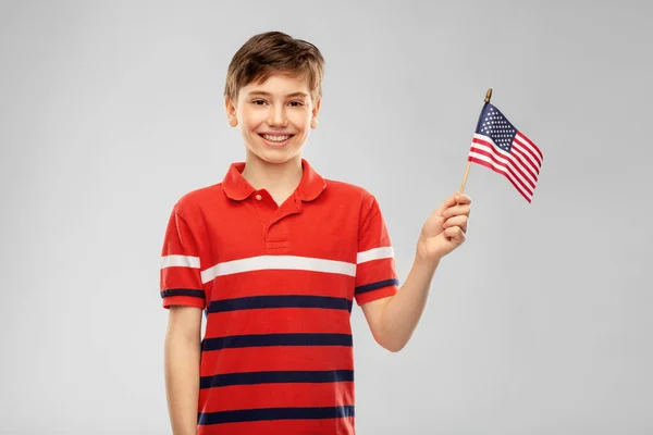 Porträtt av glad leende pojke i röd polo t-shirt — Stockfoto