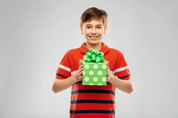 Porträt eines glücklich lächelnden Jungen mit Geschenkbox — Stockfoto