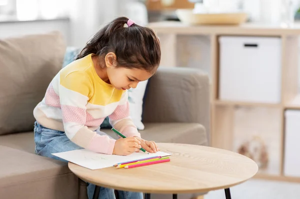 Niña dibujando con lápices para colorear en casa —  Fotos de Stock