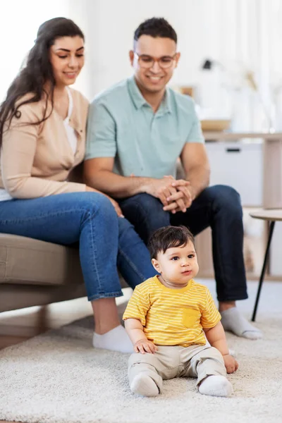 Família feliz com criança em casa — Fotografia de Stock