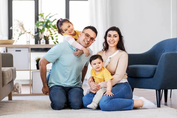 Портрет щасливої сім'ї, що сидить на дивані вдома — стокове фото