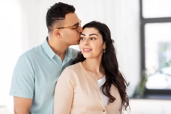 Casal feliz em casa — Fotografia de Stock