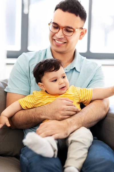 Gelukkig vader met kleine baby zoon thuis — Stockfoto