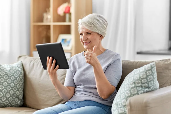 Senior woman having video chat na tablecie — Zdjęcie stockowe