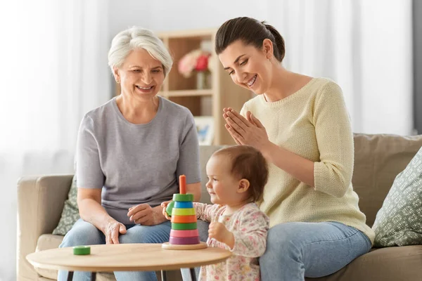 Mãe, bebê filha e avó brincando em casa — Fotografia de Stock