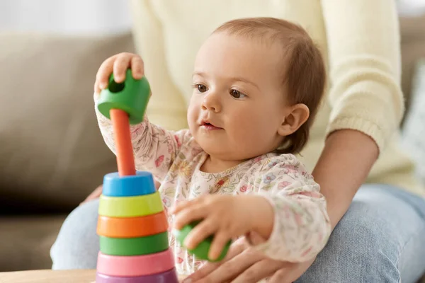 可愛いです赤ちゃん女の子遊びますともにおもちゃピラミッドで家 — ストック写真