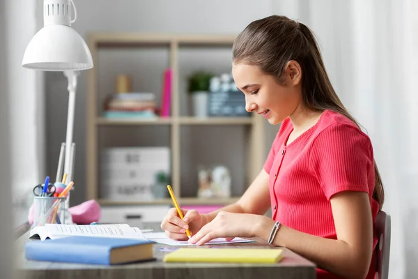 Estudante menina com régua desenho linha no notebook — Fotografia de Stock
