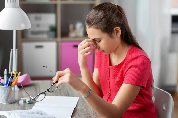 Moe tiener student meisje met bril thuis — Stockfoto