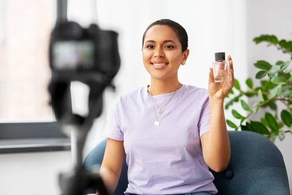 Vrouw schoonheid blogger met camera en parfum — Stockfoto