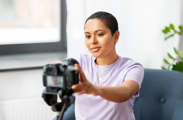 Vídeo blogueiro feminino ajustando câmera em casa — Fotografia de Stock