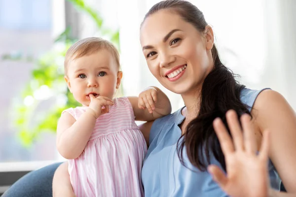 Mãe feliz com filhinha em casa — Fotografia de Stock