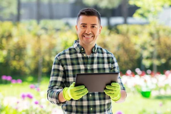 Homme heureux avec tablette PC au jardin d'été — Photo