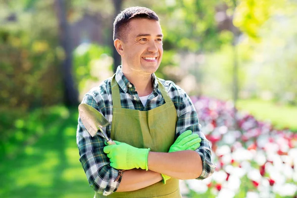여름 정원에서 스펀지를 들고 앞치마를 입고 행복 한 사람 — 스톡 사진