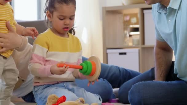 자녀가 집에서 놀고 있는 행복 한 가족 — 비디오