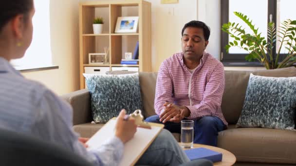 Man and psychologist at psychotherapy session — Stock Video