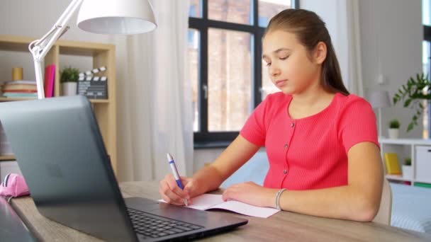 Tonårsstudent flicka skriva till anteckningsbok hemma — Stockvideo