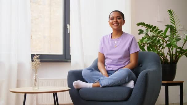 Feliz afroamericana joven mujer en casa — Vídeos de Stock