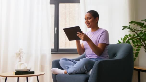 Mujer afroamericana con tableta pc en casa — Vídeo de stock