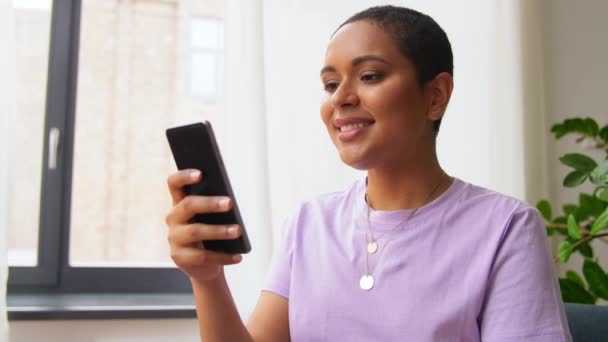 非洲裔美国女人，家里有智能手机 — 图库视频影像
