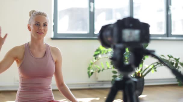 Mulher ou blogueiro gravação ginásio aula de ioga vídeo — Vídeo de Stock