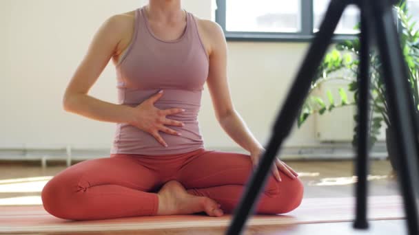 Mulher ou blogueiro gravação ginásio aula de ioga vídeo — Vídeo de Stock