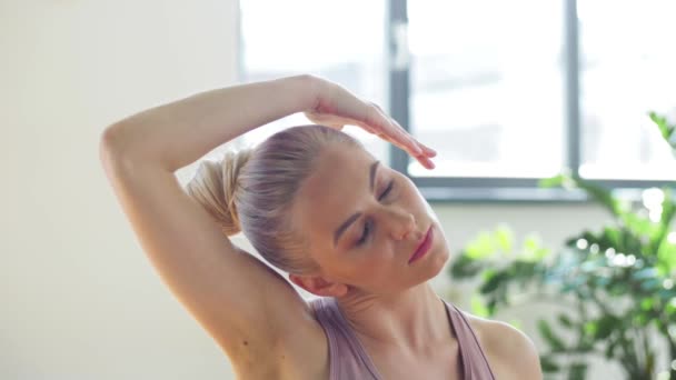 Mulher fazendo exercício de ioga no estúdio — Vídeo de Stock