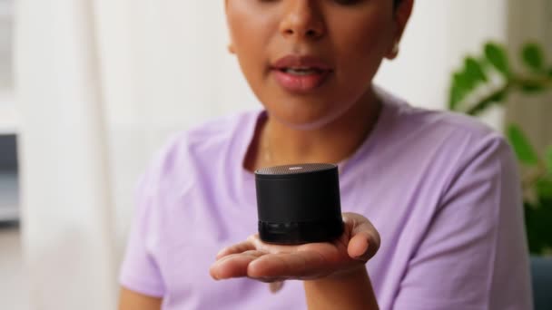 非洲裔美国妇女在家里使用聪明的扬声器 — 图库视频影像