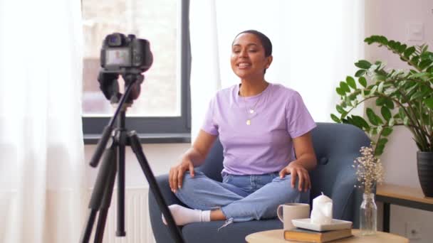 Blogueiro feminino com câmera de vídeo blogging em casa — Vídeo de Stock