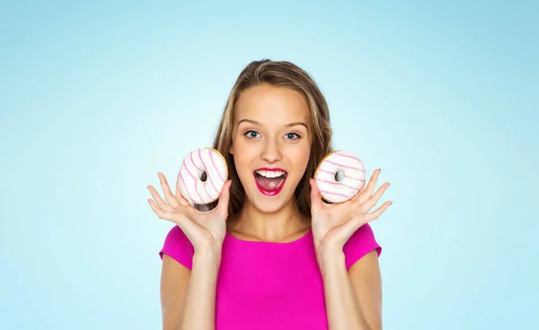 Femme heureuse ou adolescente avec des beignets — Photo