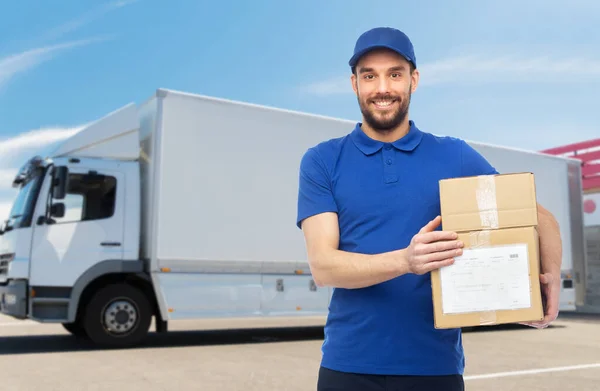 Happy delivery man with parcel boxes — Stock Photo, Image