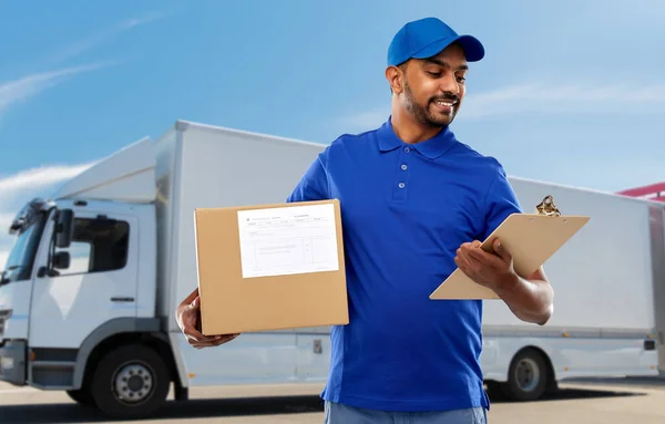 Homem de entrega indiana com caixa de parcela e área de transferência — Fotografia de Stock