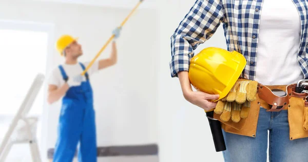 Mujer o constructor con casco y herramientas de trabajo — Foto de Stock