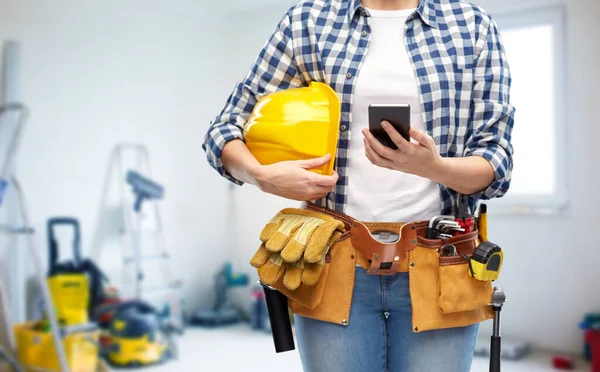 Mulher ou construtor com telefone e ferramentas de trabalho — Fotografia de Stock