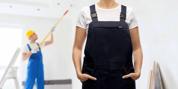 Close up of female painter or builder in overall — Stock Photo, Image