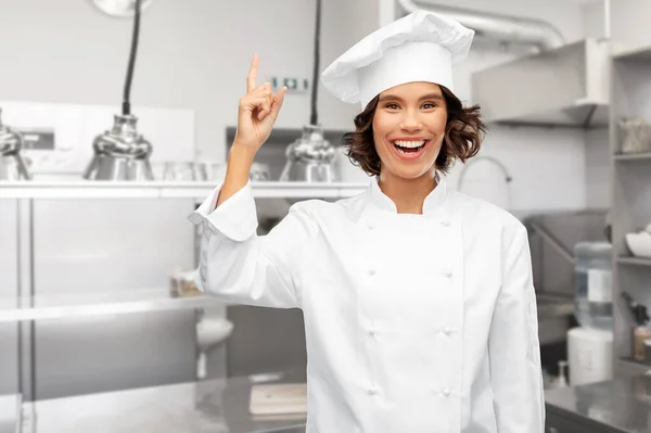 Chef femminile che punta il dito sul ristorante — Foto Stock