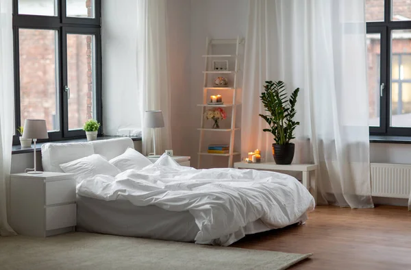 Затишна спальня з білою білизною на ліжку — стокове фото
