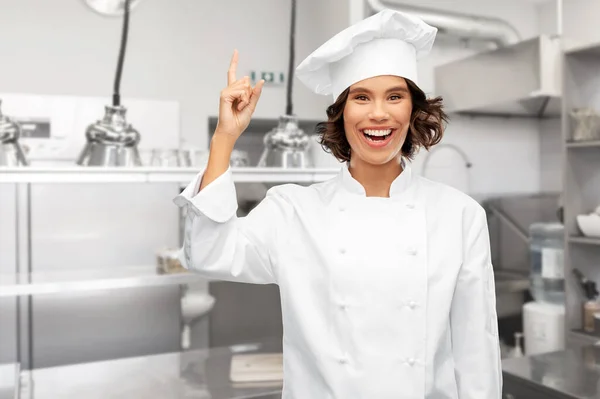 Chef femminile che punta il dito sul ristorante Immagine Stock