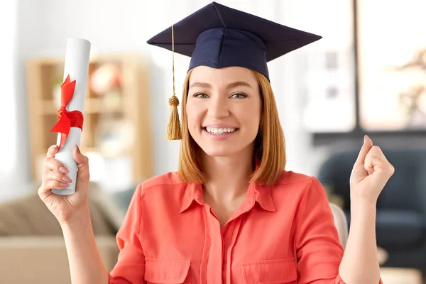 Student vrouw met laptop en diploma thuis — Stockfoto