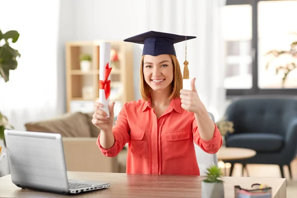 Studente donna con computer portatile e diploma a casa — Foto Stock