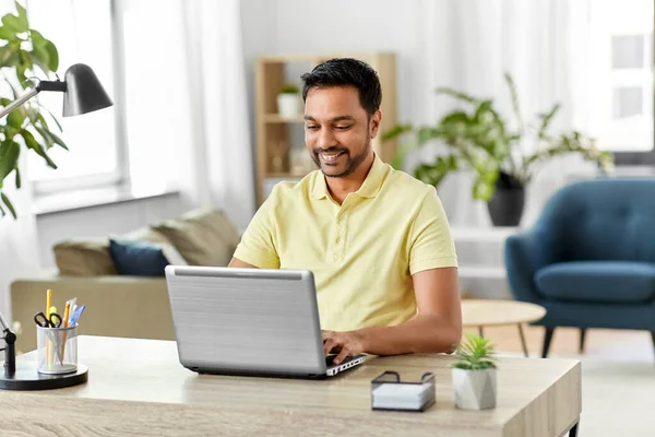 Indio hombre con portátil trabajando en casa oficina — Foto de Stock