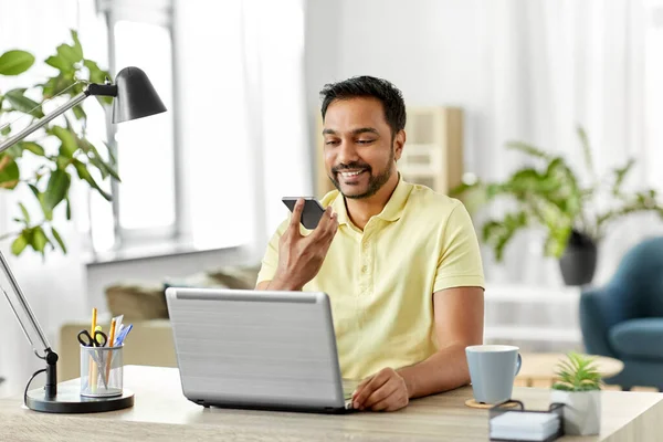 Pria merekam suara pada smartphone di kantor rumah — Stok Foto